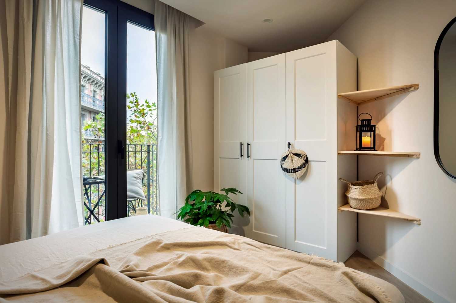 1655391917-ukio-barcelona-eixample-double-bedroom-with-balcony.jpg