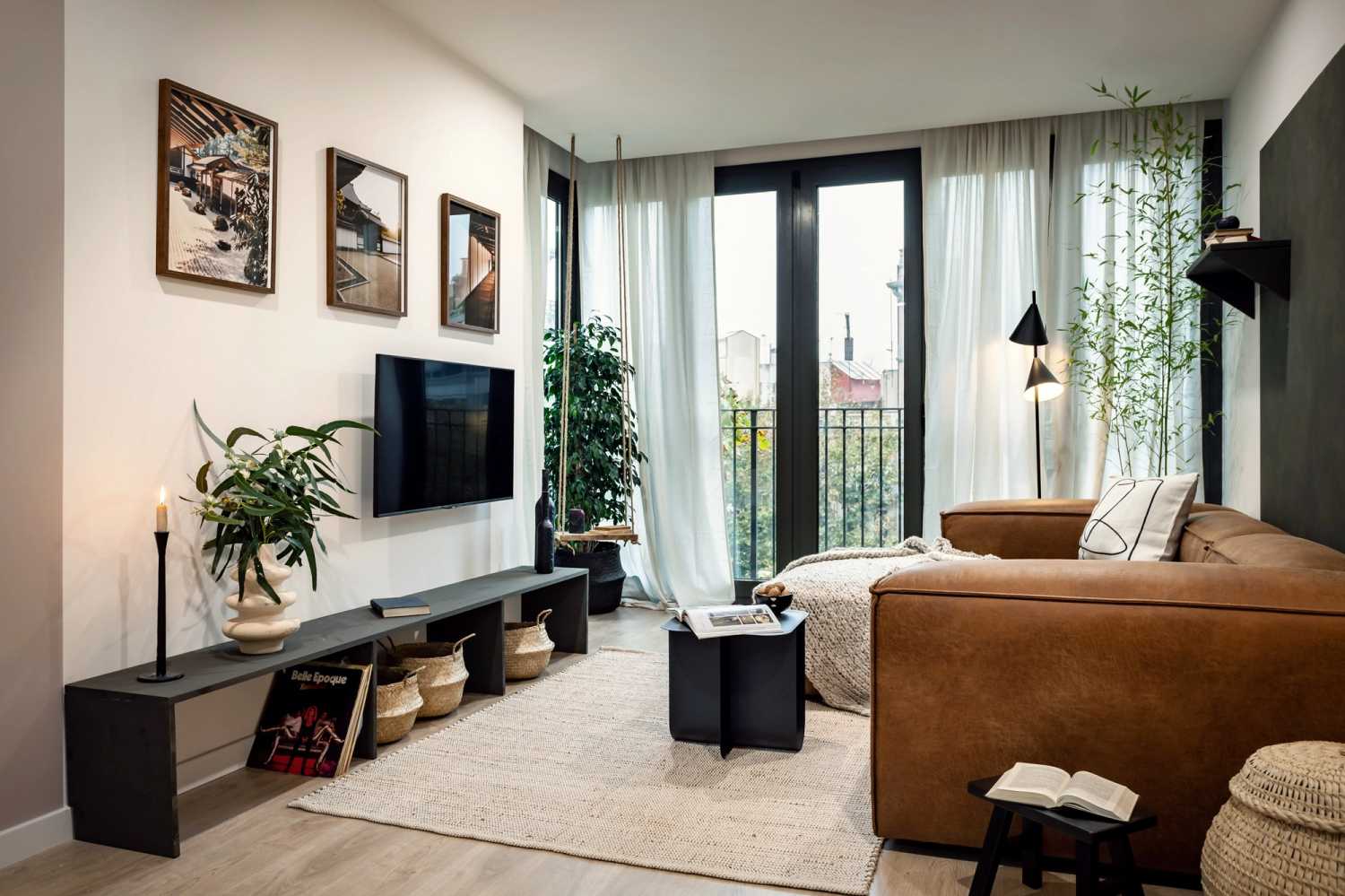 1655393265-ukio-barcelona-living-room-with-view-on-eixample.jpg