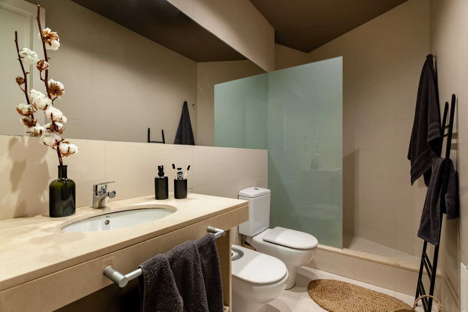 1653911712-ukio-barcelona-diagonal-fully-furnished-bathroom-mirror-italian-shower.jpg