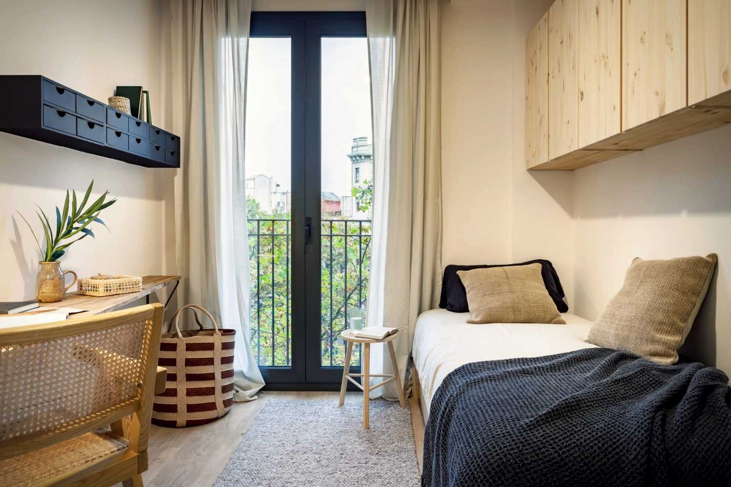 1655391375-single-bedroom-with-desk-juliet-window-barcelona-eixample.jpg