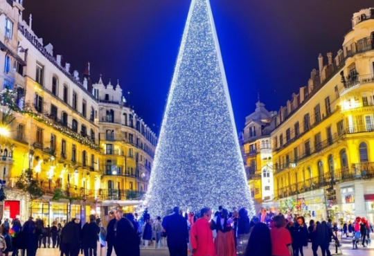 christmas tree in madrid streets