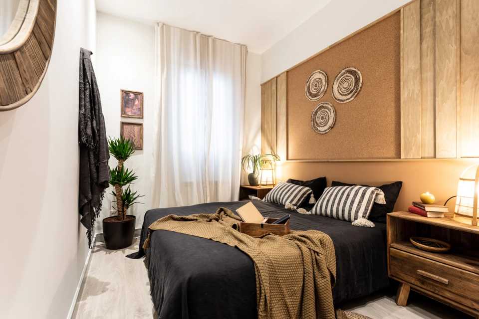 1653669866-bedroom-with-double-bed-in-madrid.jpg