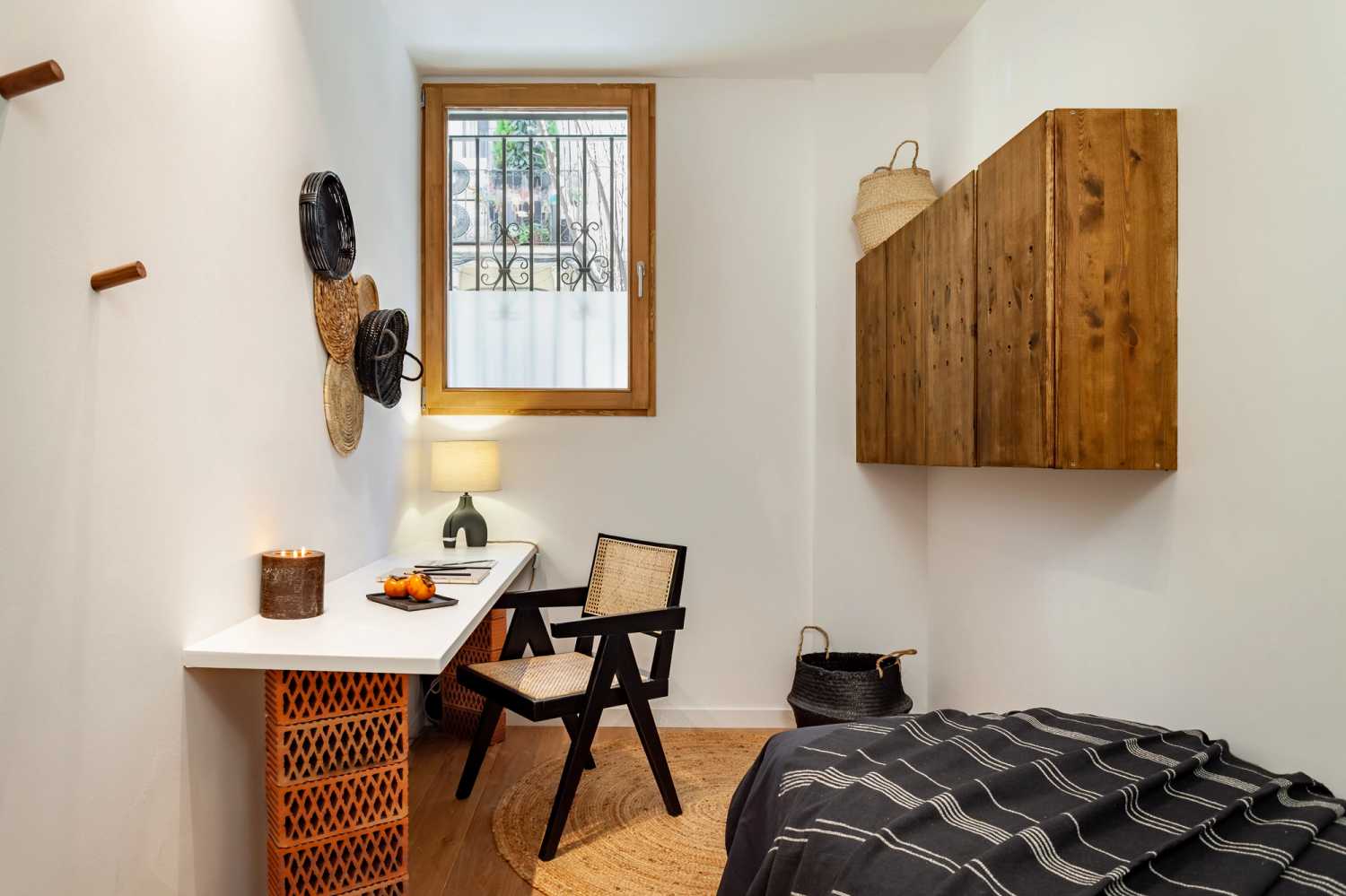 1656334729-ukio-single-bed-with-desk-and-window-in-monthly-rental-barcelona.jpg