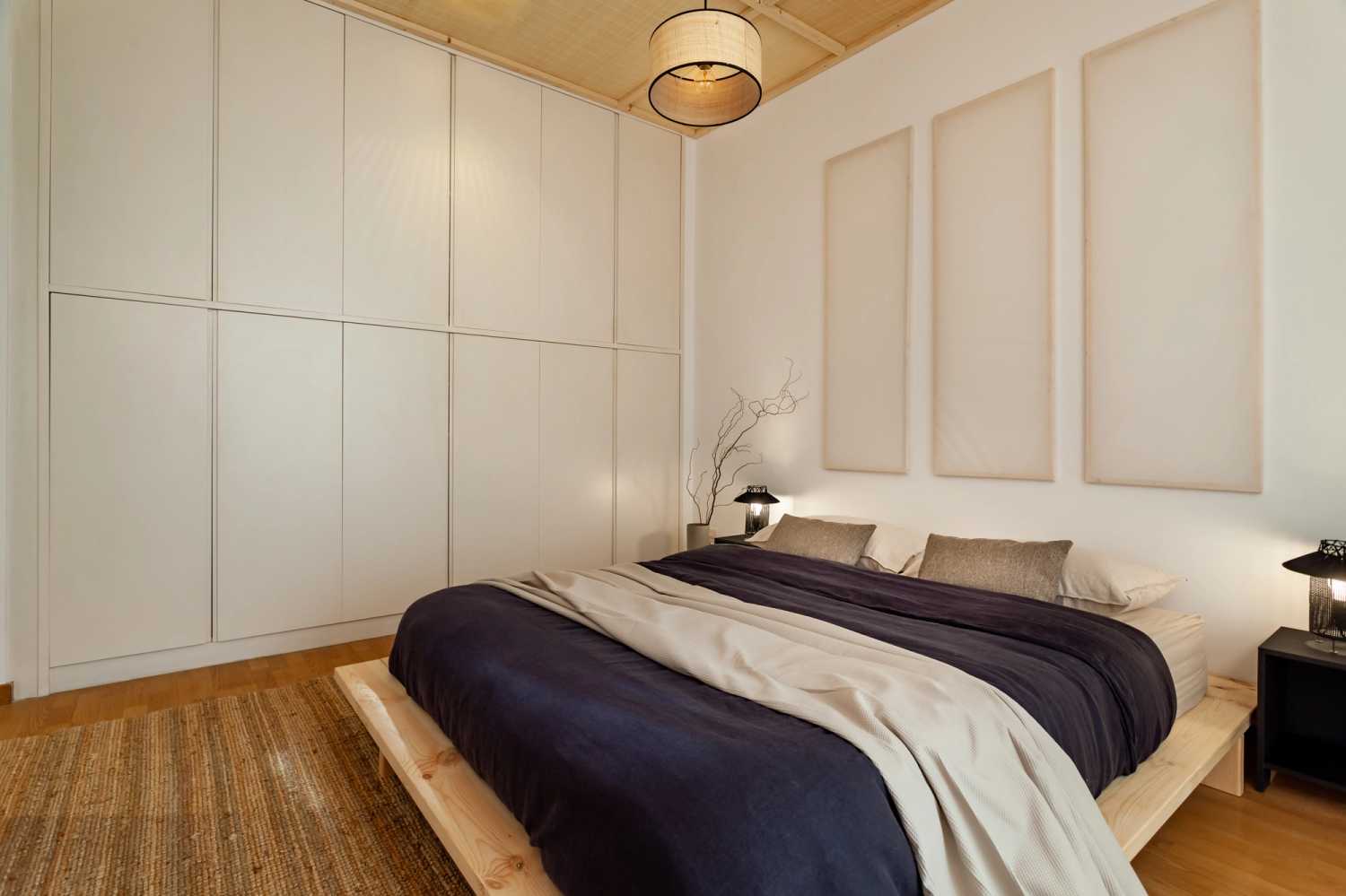 1653911423-ukio-barcelona-diagonal-king-size-bedroom-with-blue-quilt-and-beige-colors-walls.jpg
