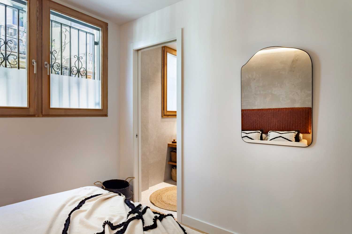 1656336642-ukio-barcelona-gracia-monthly-rental-apartement-window.jpg