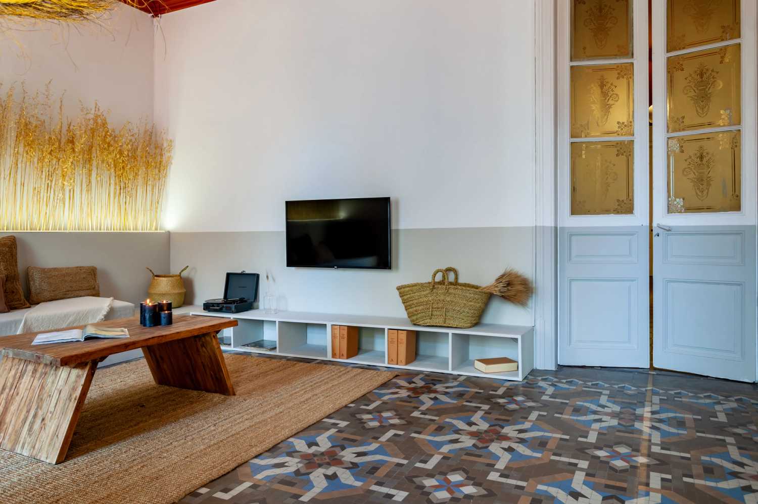 1654164143-living-room-tv-area-barcelona-flat-rental-17.jpg