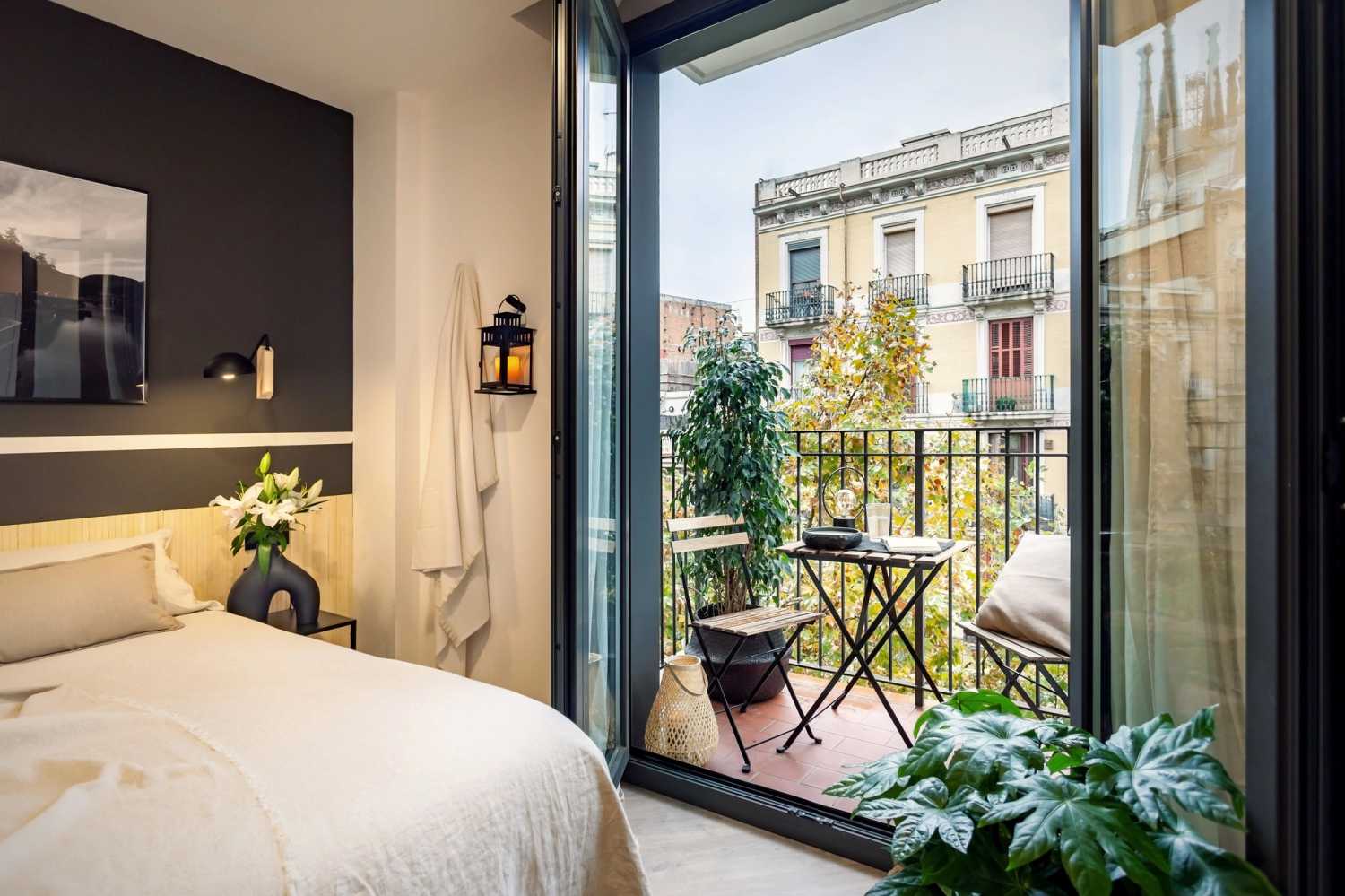 1655392597-ukio-barcelona-bedroom-with-balcony-view-eixample.jpg