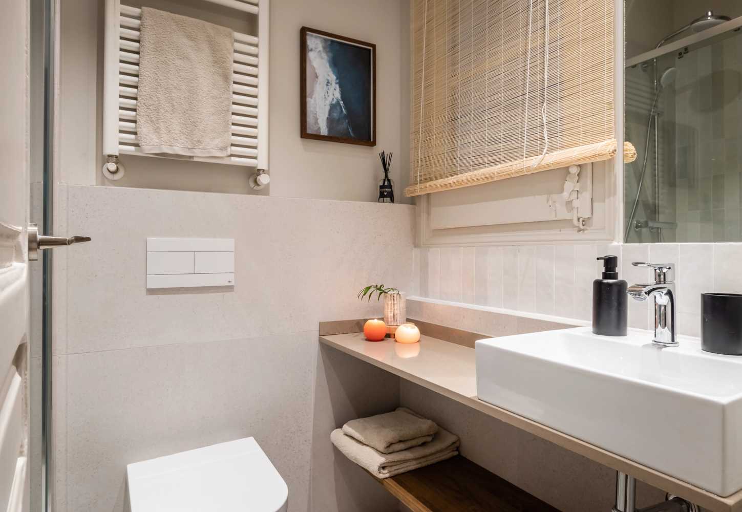 1654253370-bathroom-with-sink-monthly-rental-eixample.jpg