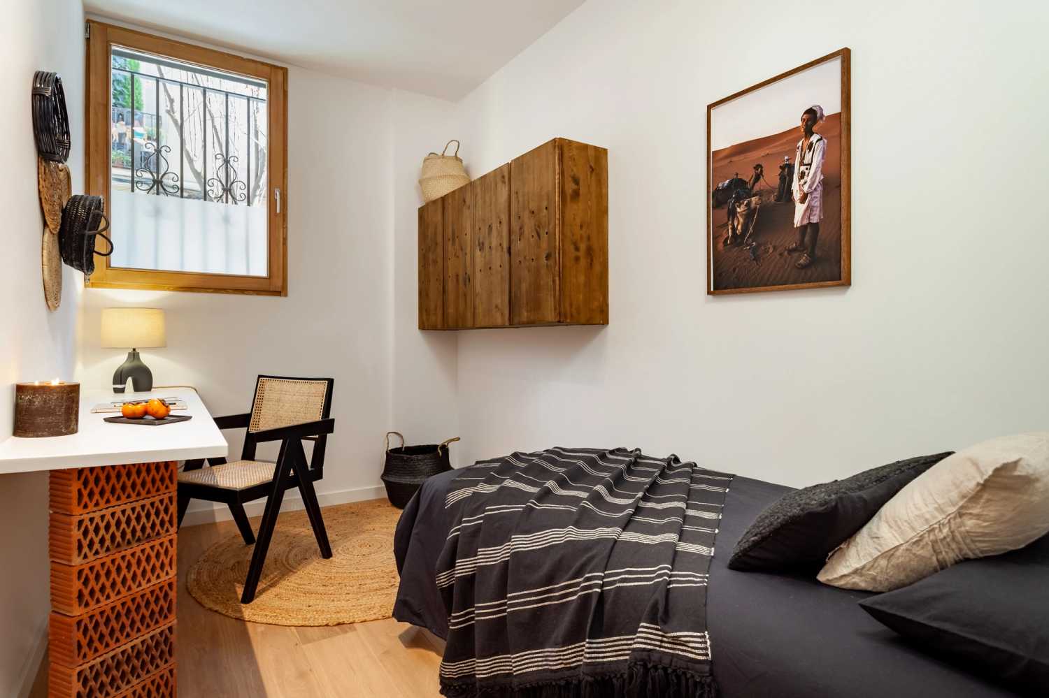 1656335096-ukio-barcelona-gracia-monthly-rental-single-bedroom-with-desk-to-work-remotly.jpg