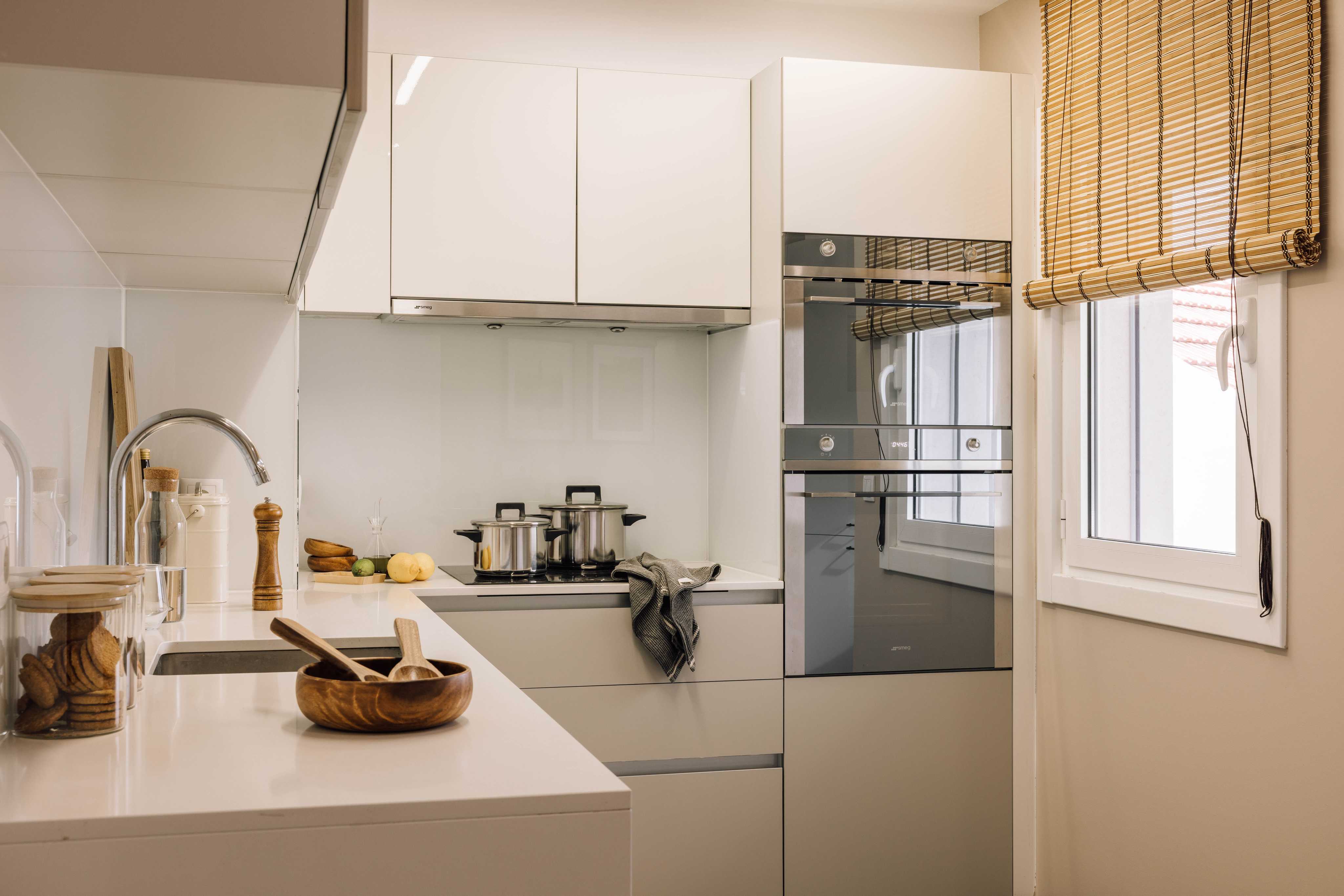 1654157858-modern-fully-furnished-kitchen-with-window-lisbon-1_0285.jpg