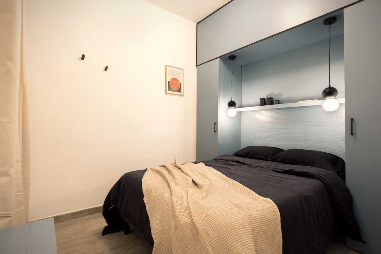 1653907706-room-with-double-bed-black-comforter.jpg