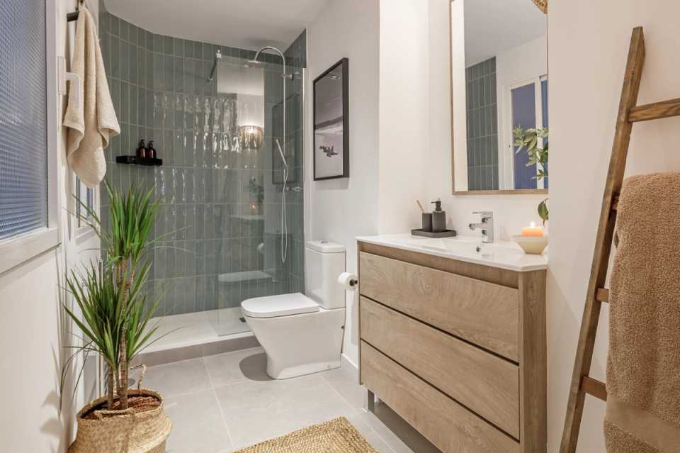1654180956-bathroom-with-walk-in-shower-madrid-48976.jpg