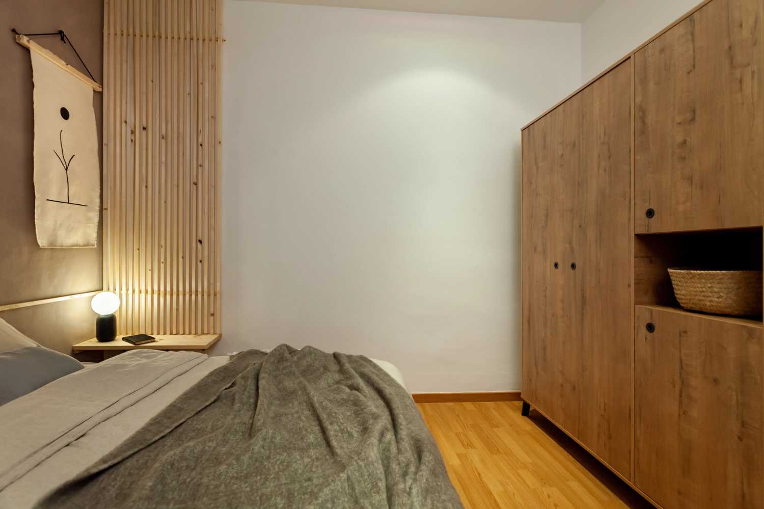 1653911789-ukio-barcelona-diagonal-bedroom-with-wood-wardrobe.jpg
