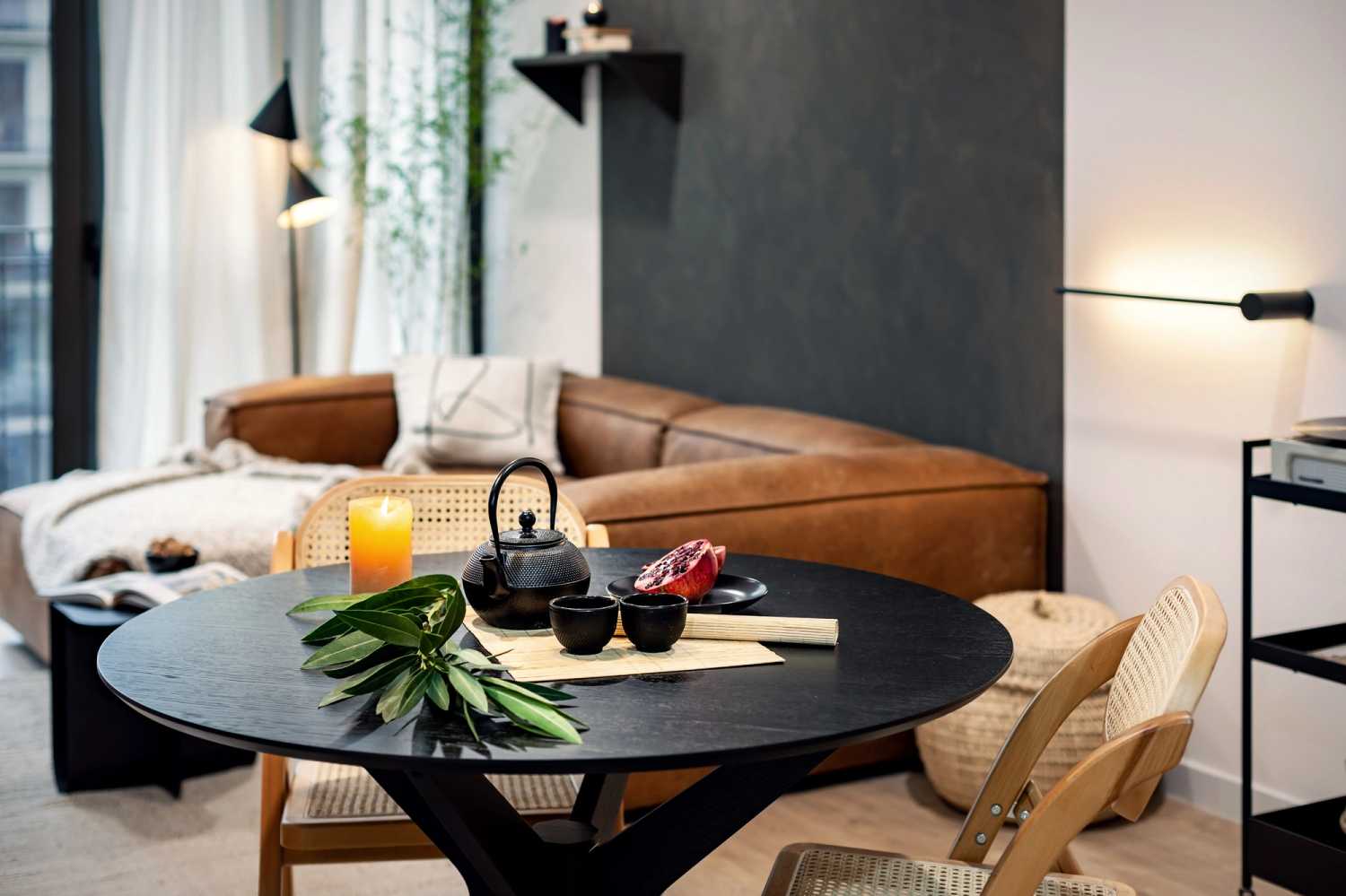 1655393425-ukio-barcelona-eixample-black-dining-table-in-living-room.jpg