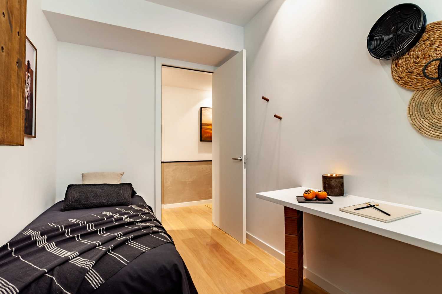 1656334601-ukio-barcelona-gracia-single-bed-bedroom-with-desk.jpg