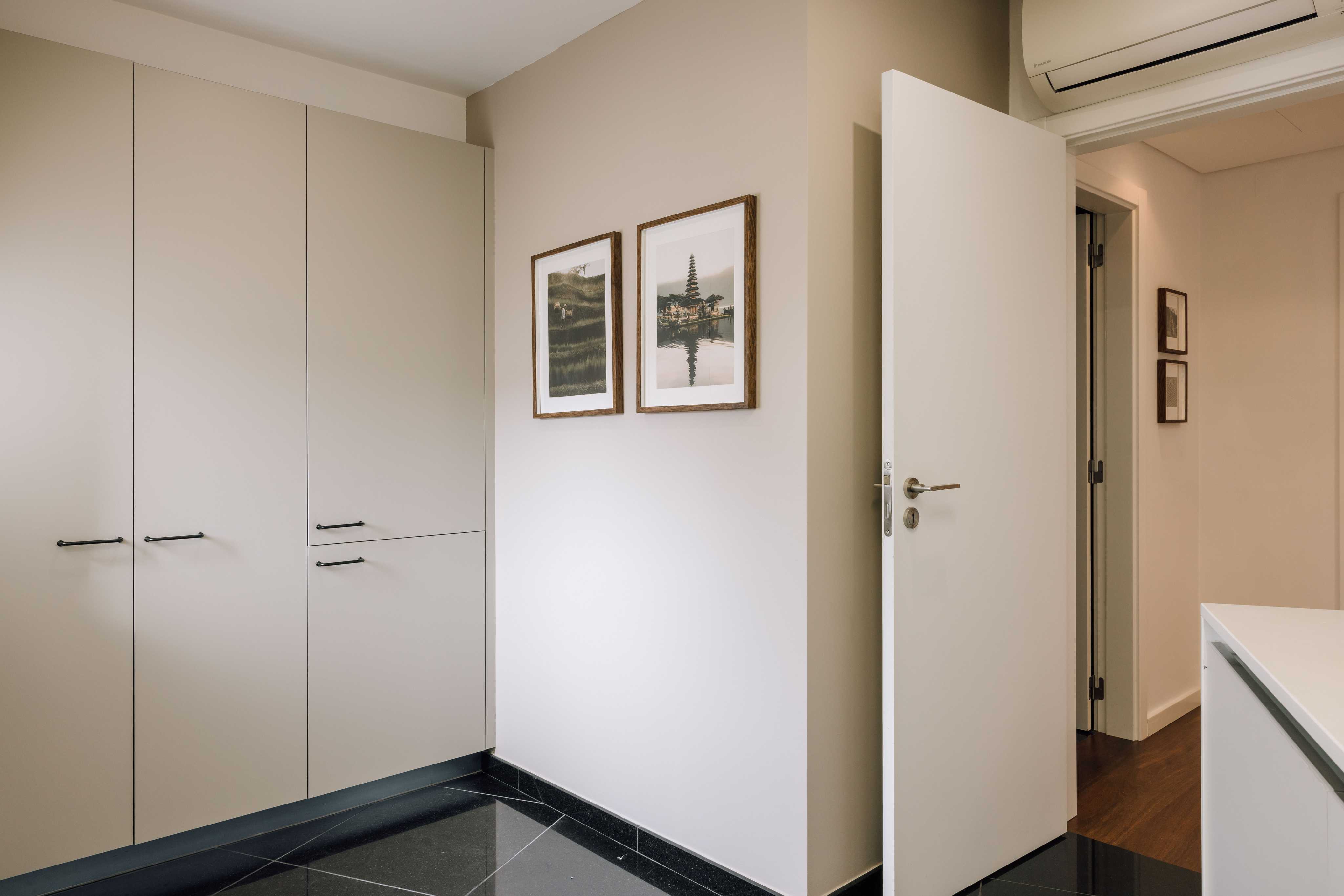 1654157112-entrance-with-white-wardrobe-rental-lisbon-ukio-rua-casalribeiro-1_0148.jpg