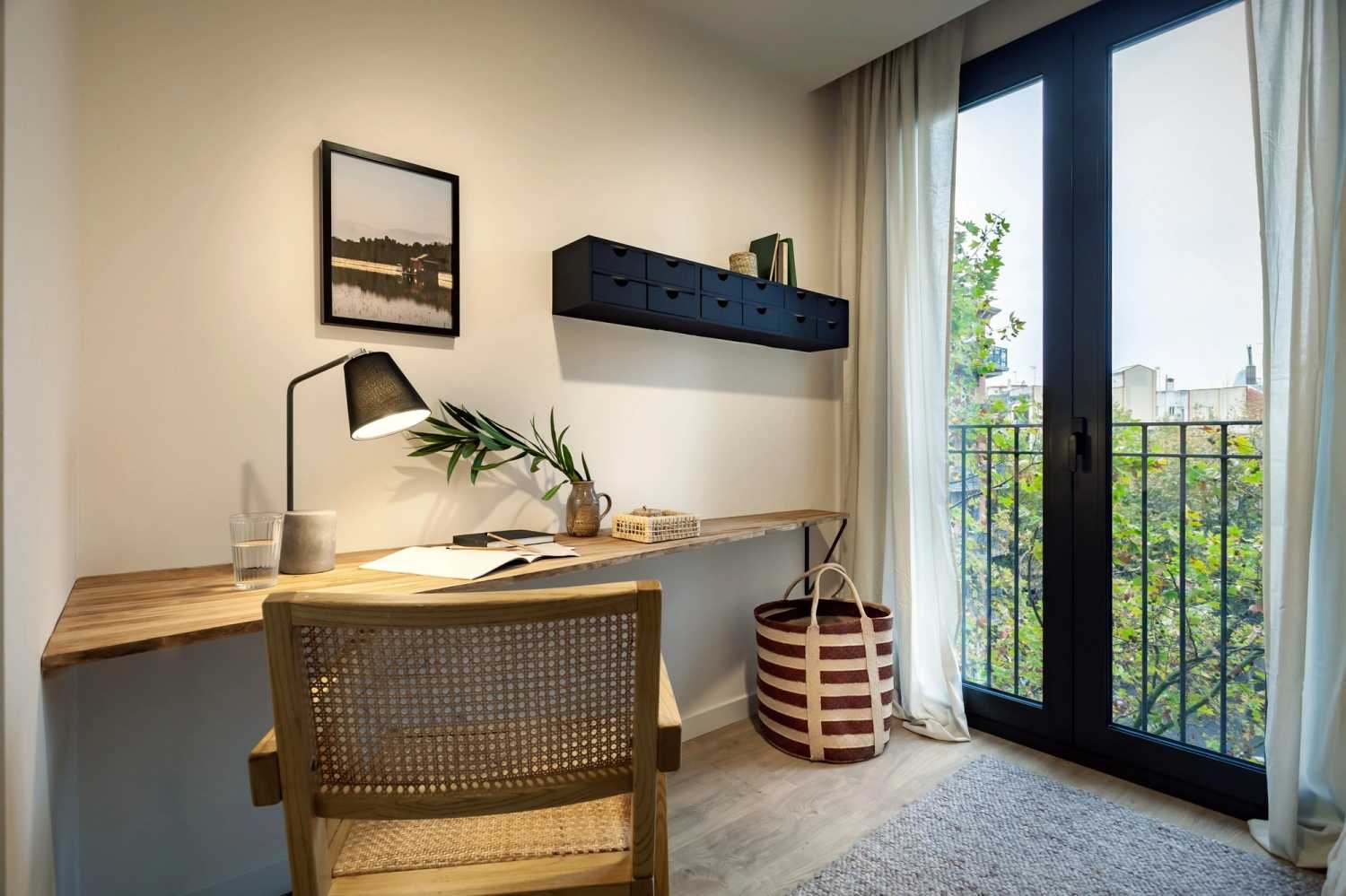 1655390978-apartment-rental-with-desk-and-big-window-in-barcelona.jpg