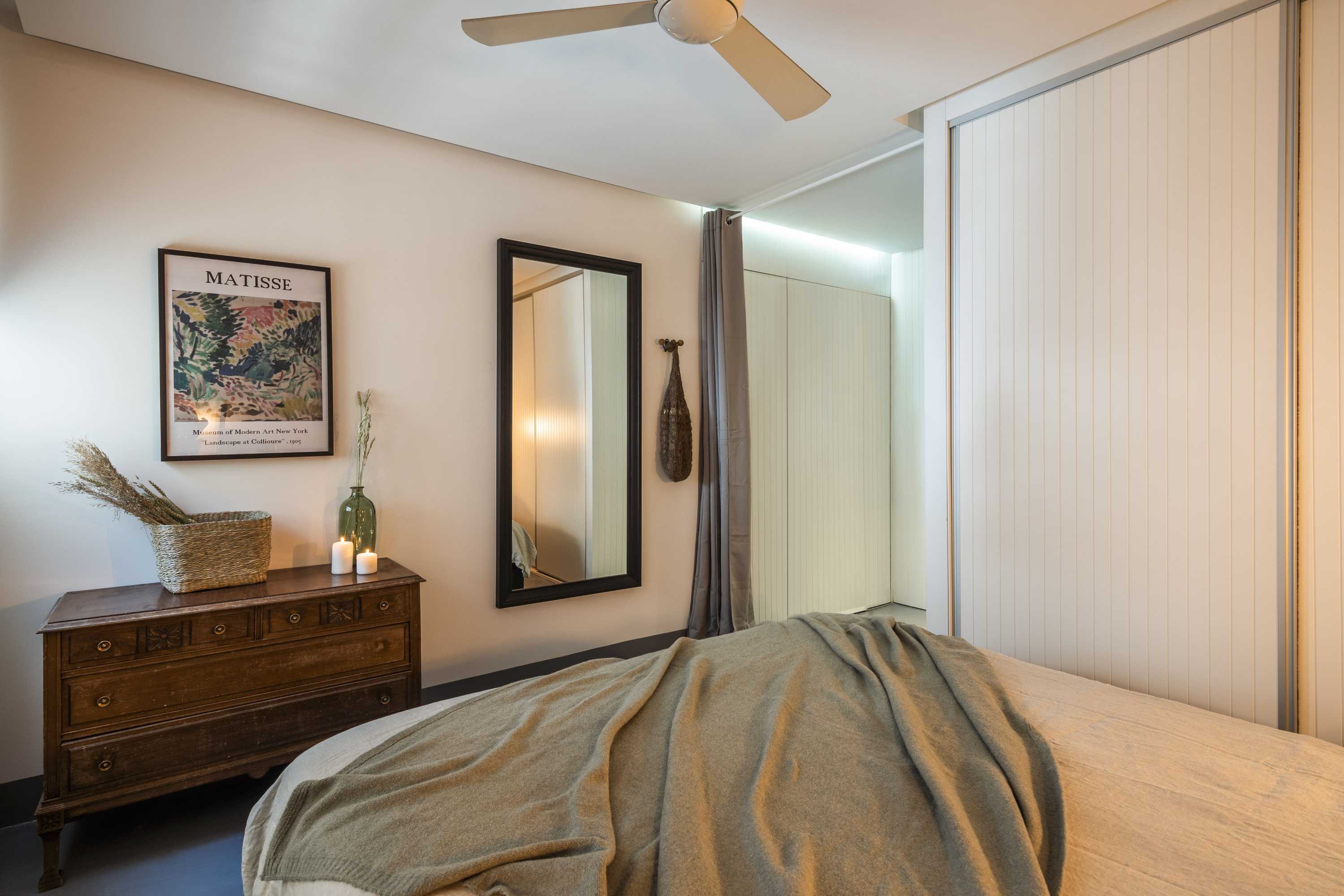 1654093179-bedroom-with-ceiling-fan-fuencarral.jpg