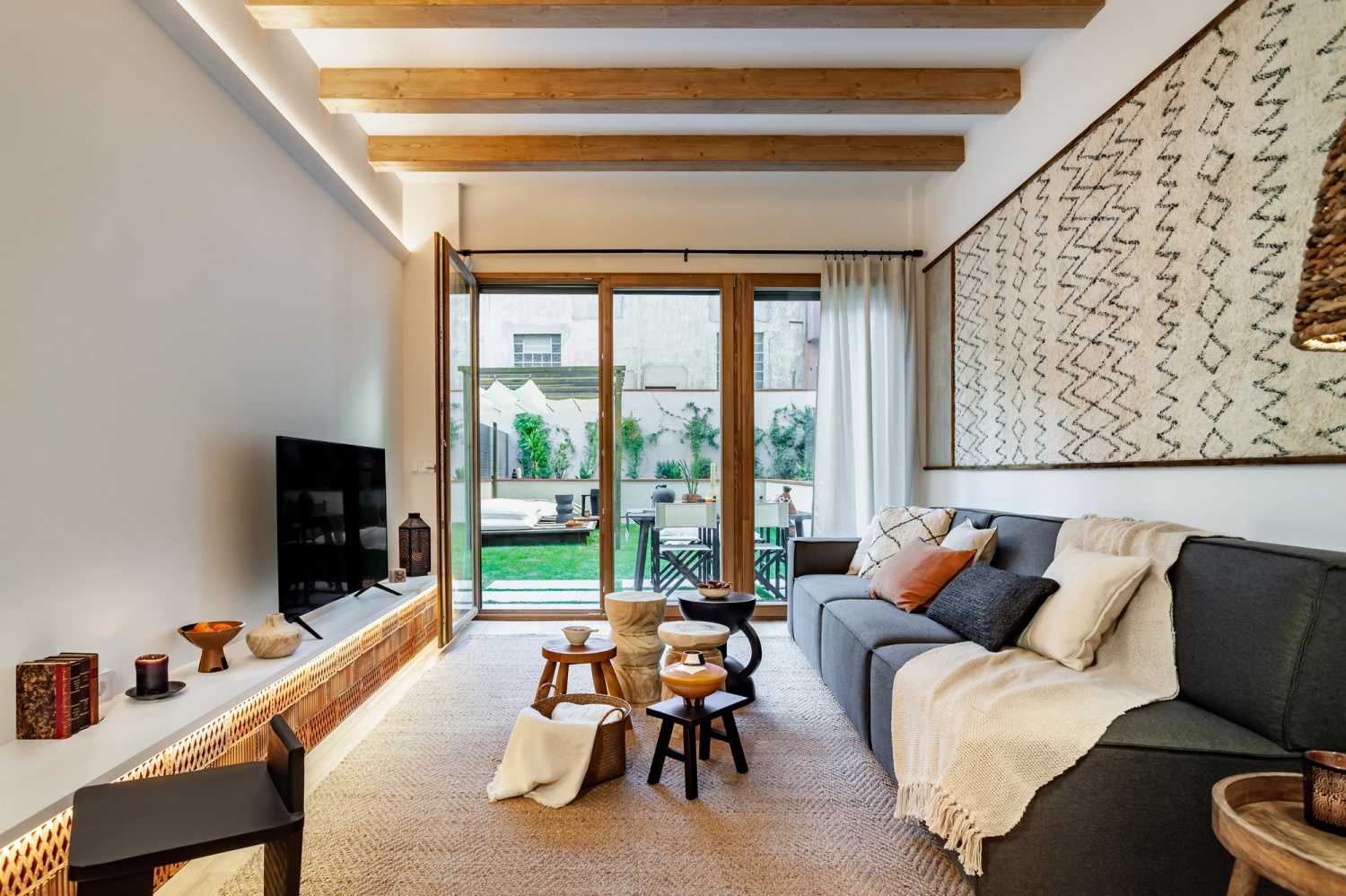 1656338361-ukio-barcelona-gracia-monthly-rental-living-room-french-window.jpg