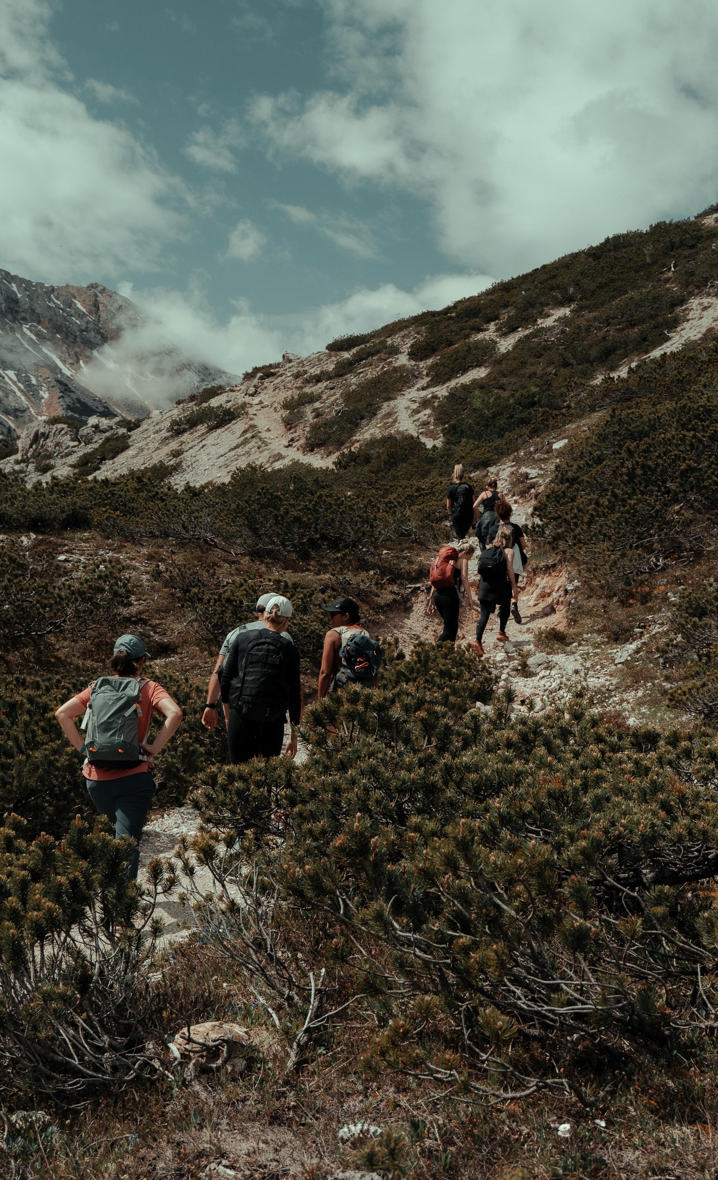 Hiking group in the Dolomites during Kaers Mountain Mastery