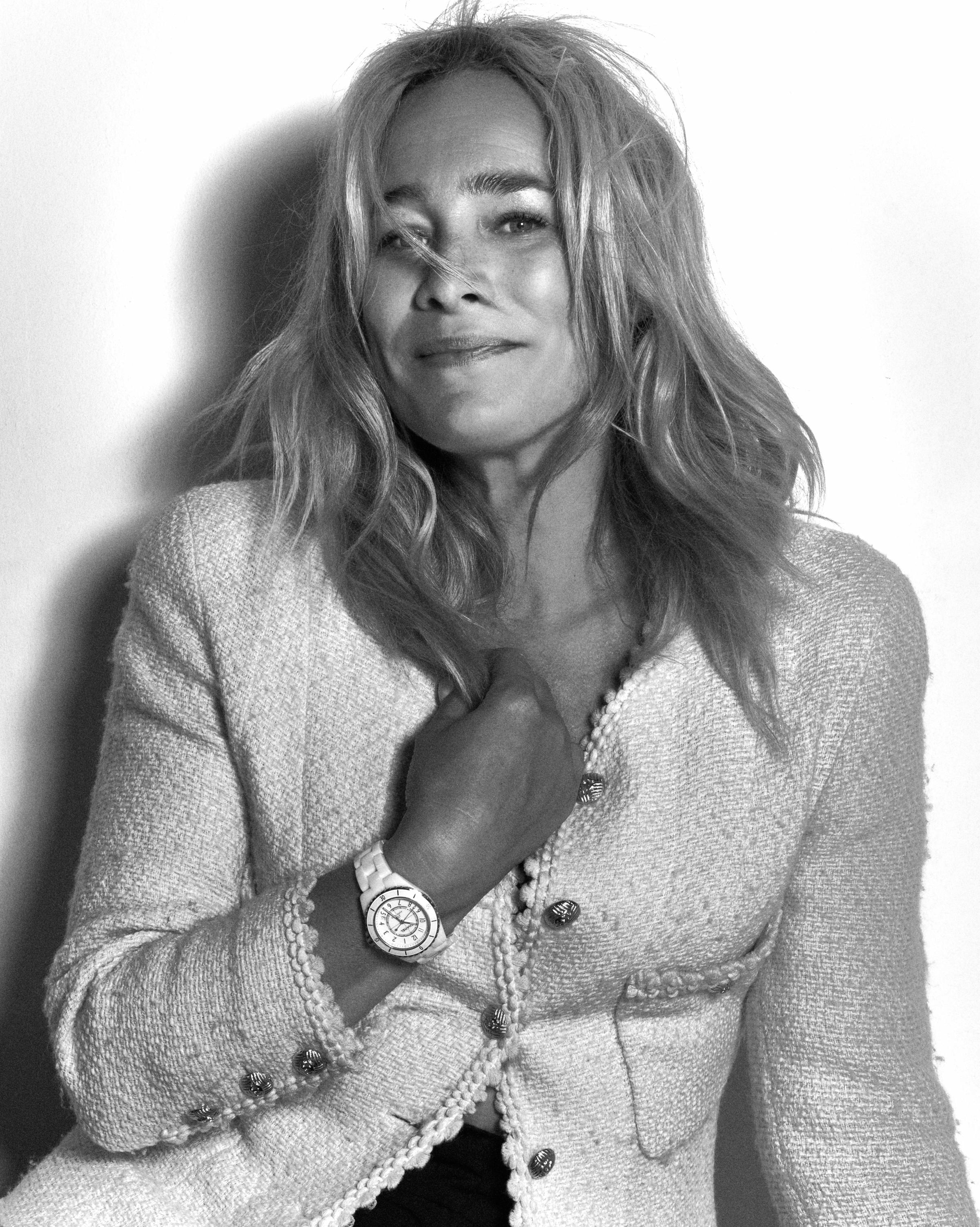 Women gathering in nature during the Moonsisters x Kaer retreat, a transformational wellness retreat focused on connection, ritual, and personal growth.