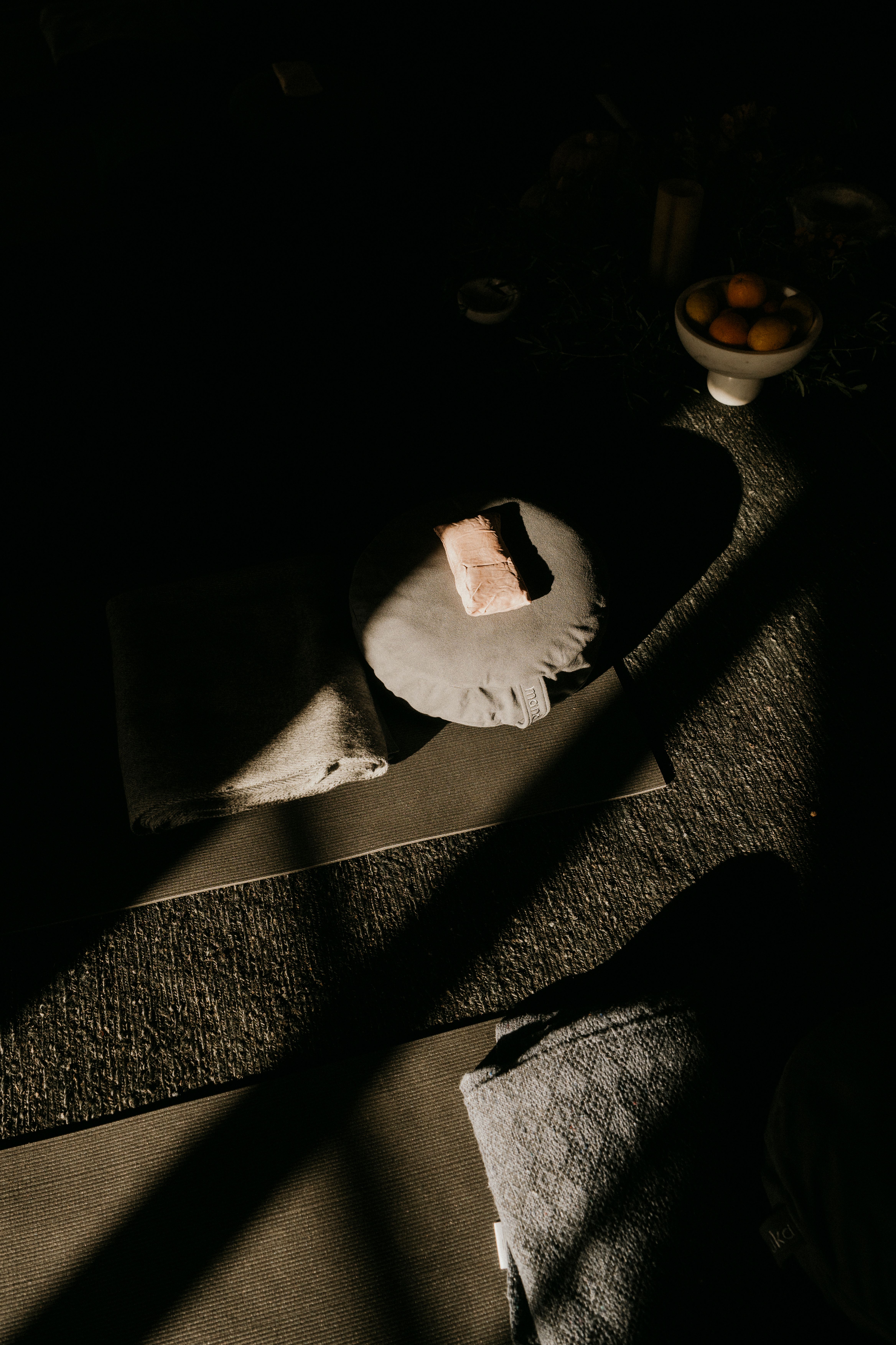 Participants gathered in nature during the Kaer x Moonsisters retreat with Gabrielle Anand, a transformational women’s wellness retreat focused on ritual, connection, and personal growth.