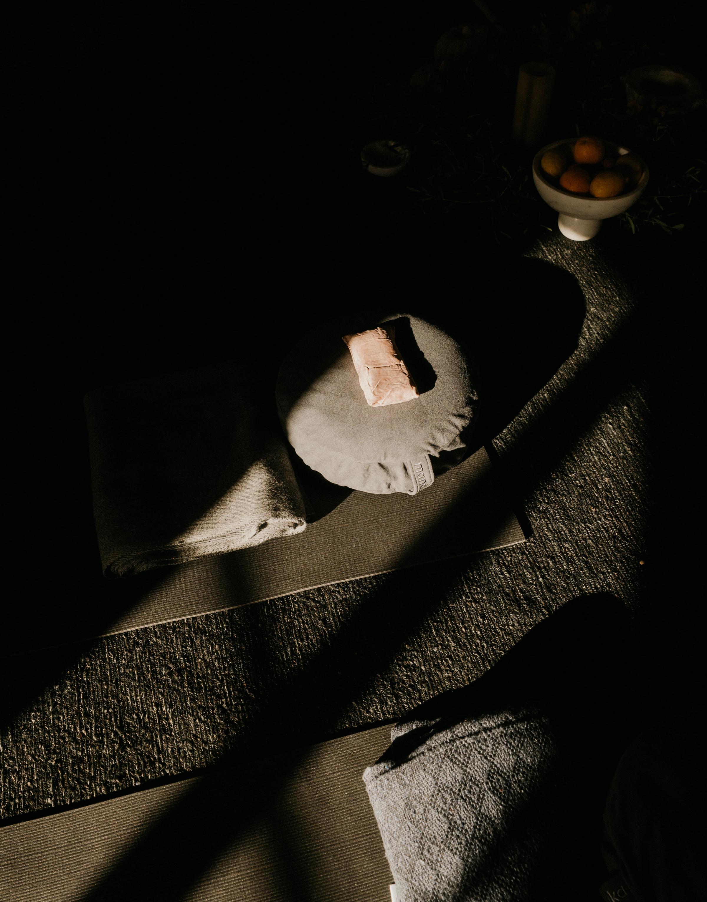 Participants gathered in nature during the Kaer x Moonsisters retreat with Gabrielle Anand, a transformational women’s wellness retreat focused on ritual, connection, and personal growth.