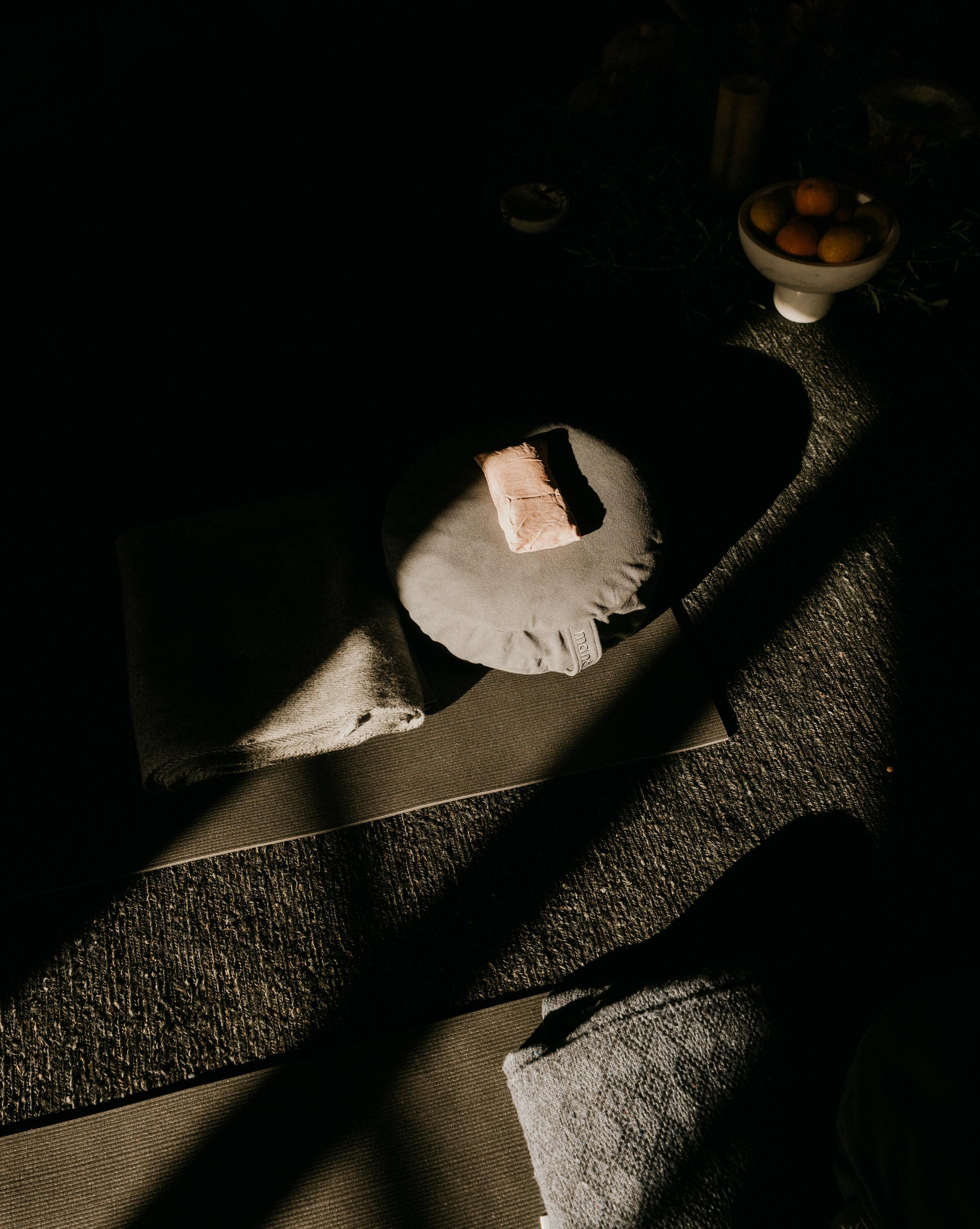 Participants gathered in nature during the Kaer x Moonsisters retreat with Gabrielle Anand, a transformational women’s wellness retreat focused on ritual, connection, and personal growth.