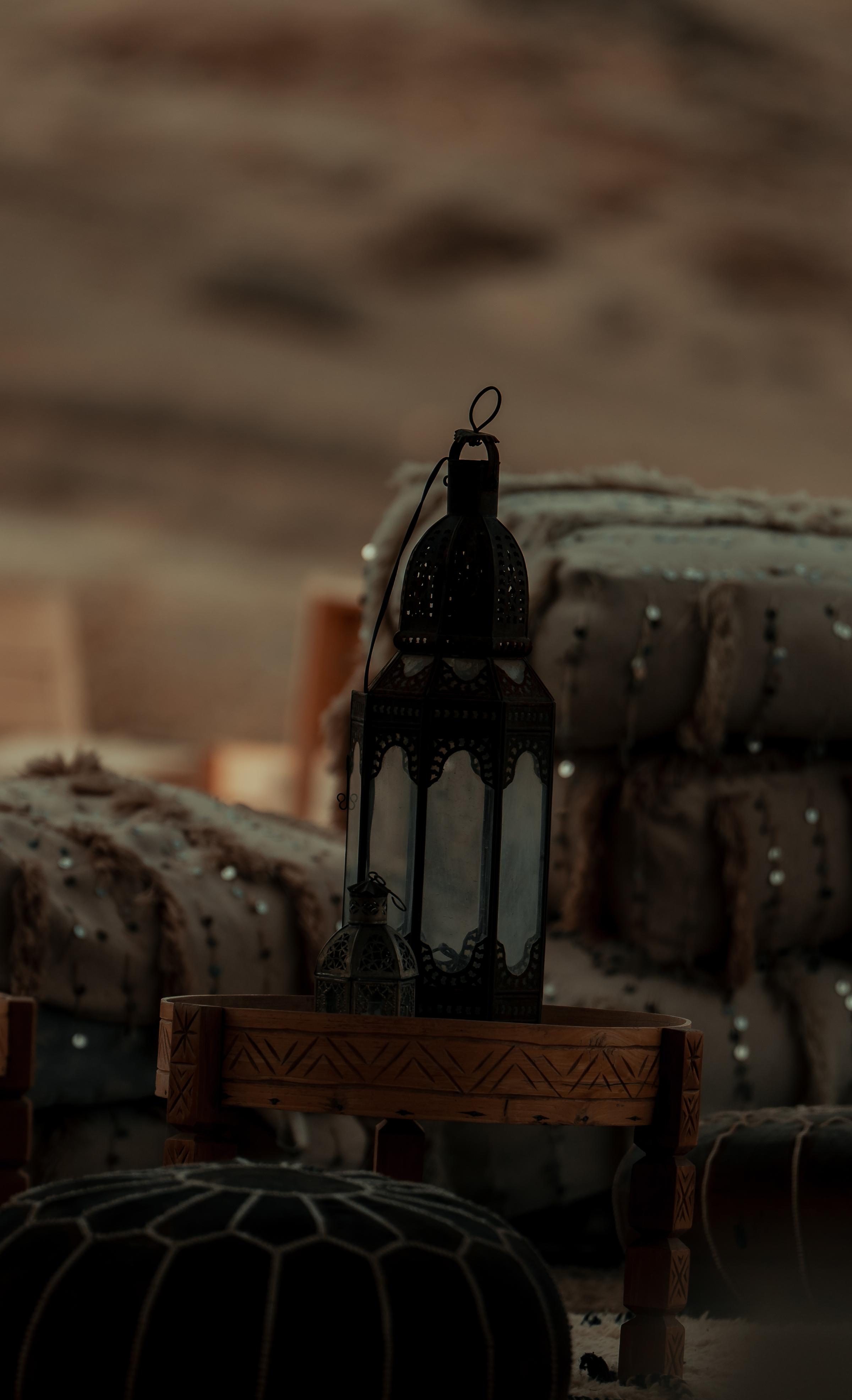 Elegant Moroccan table setting in the desert, featuring traditional decor and a serene backdrop of golden dunes.