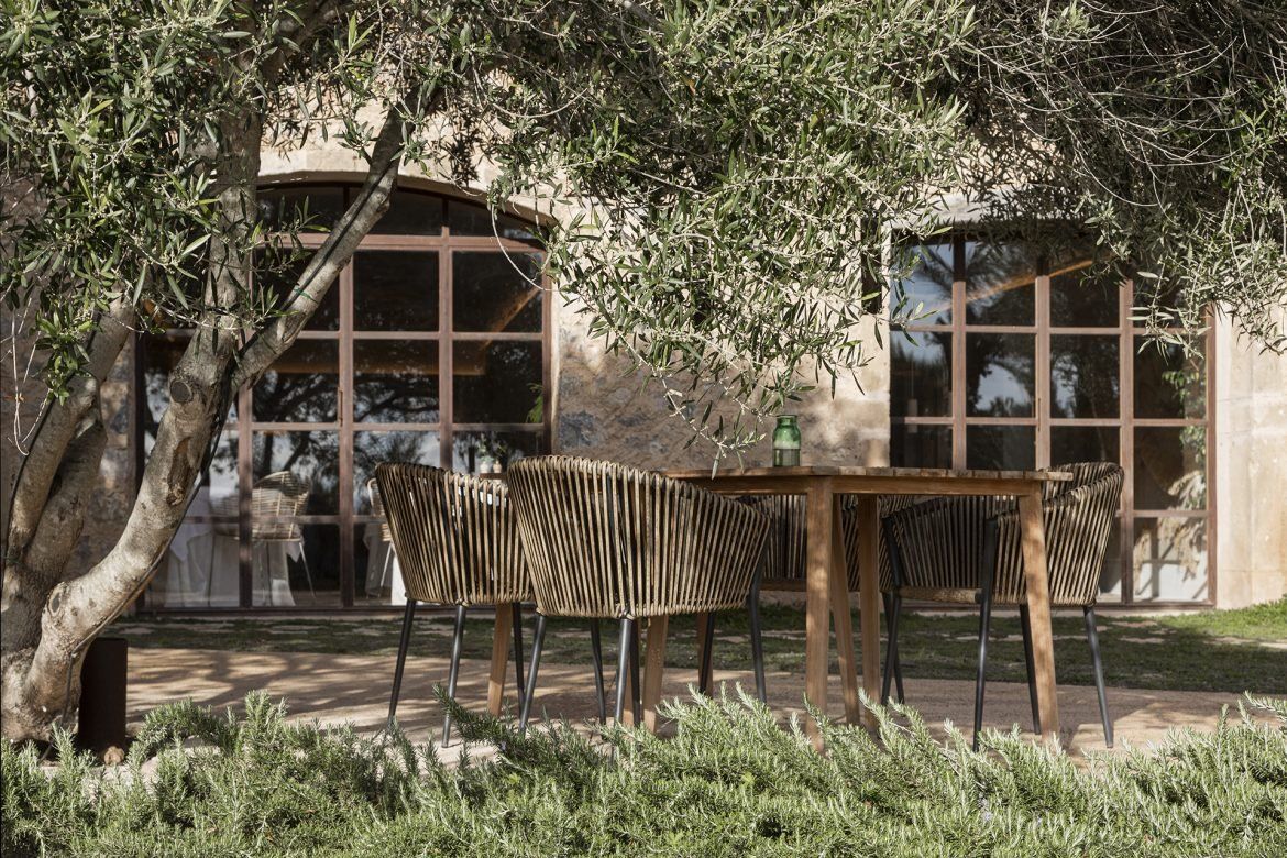 Beautifully set dinner table under the open sky, surrounded by nature at the Master Inner Peace retreat by Kaer in Mallorca.