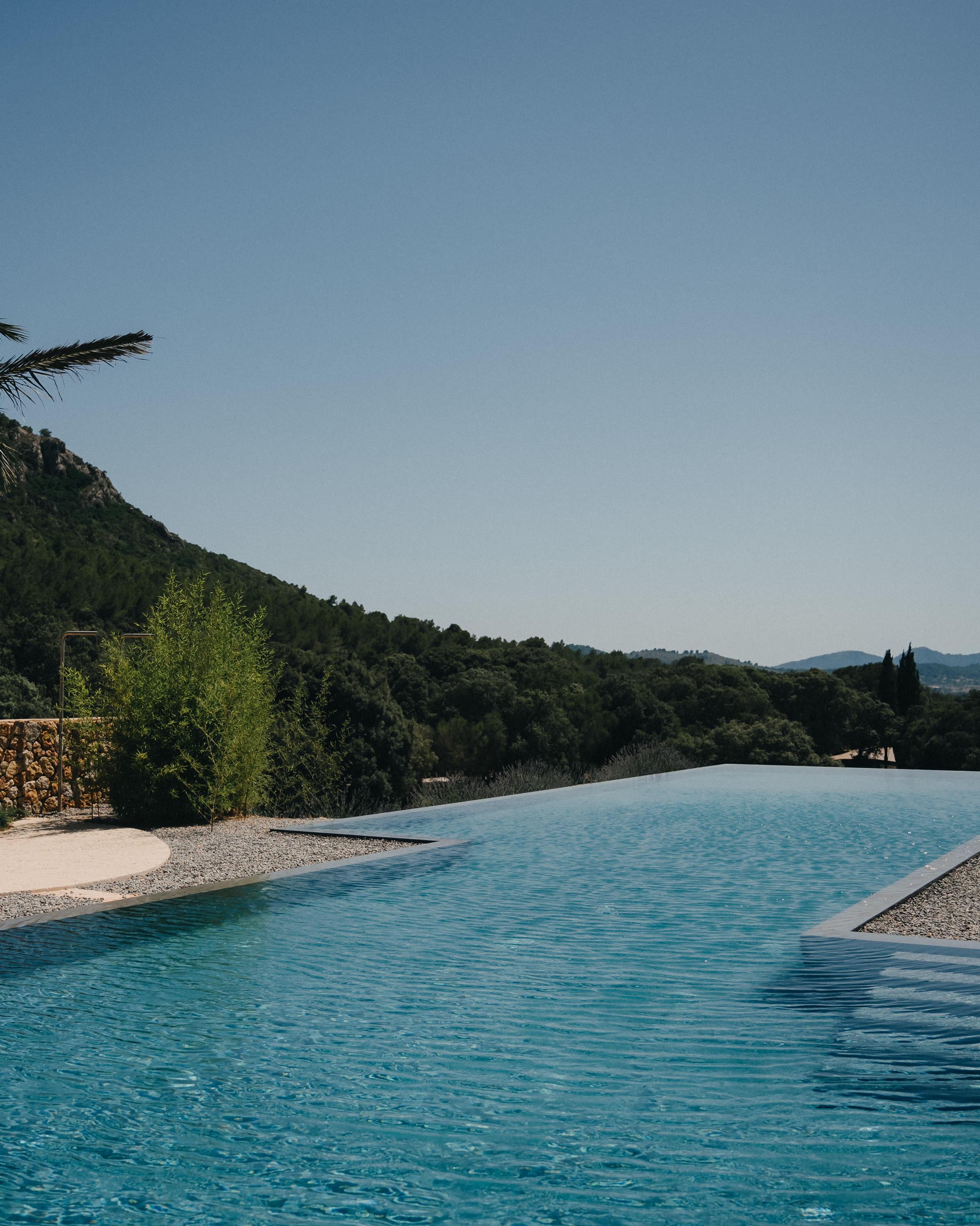 At Es Raco d’Arta, guests are invited to immerse themselves in the breathtaking beauty of Mallorca, perfectly captured by the stunning infinity pool with its panoramic views