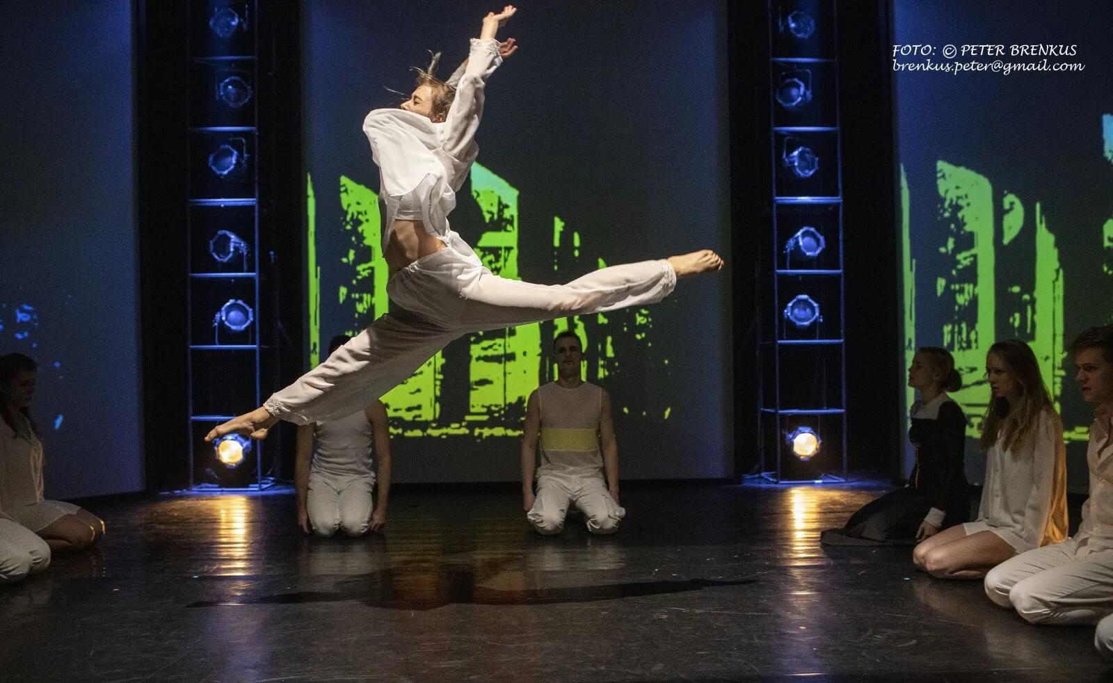 Romeo + Juliet - Image 11