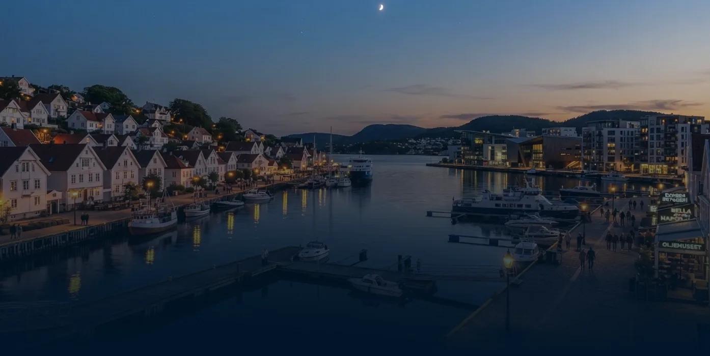 Gamle Stavanger og havnen sett fra vannet i skumringen