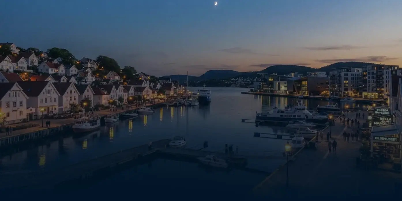 Gamle Stavanger og havnen sett fra vannet i skumringen