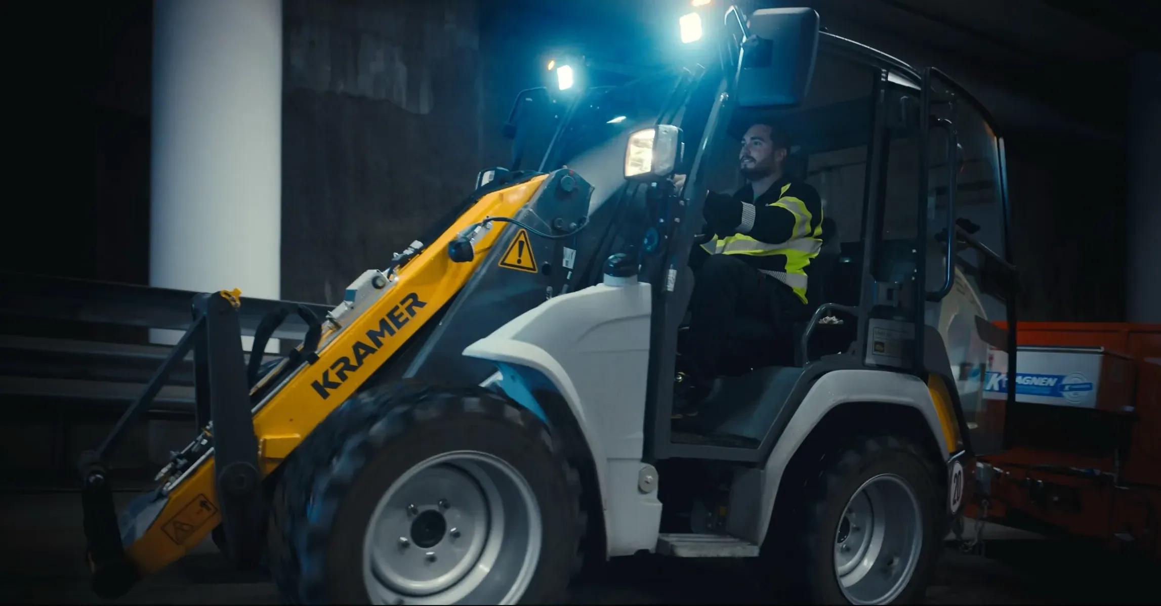 Fører i en kompakt hjullaster fra Kramer innendørs