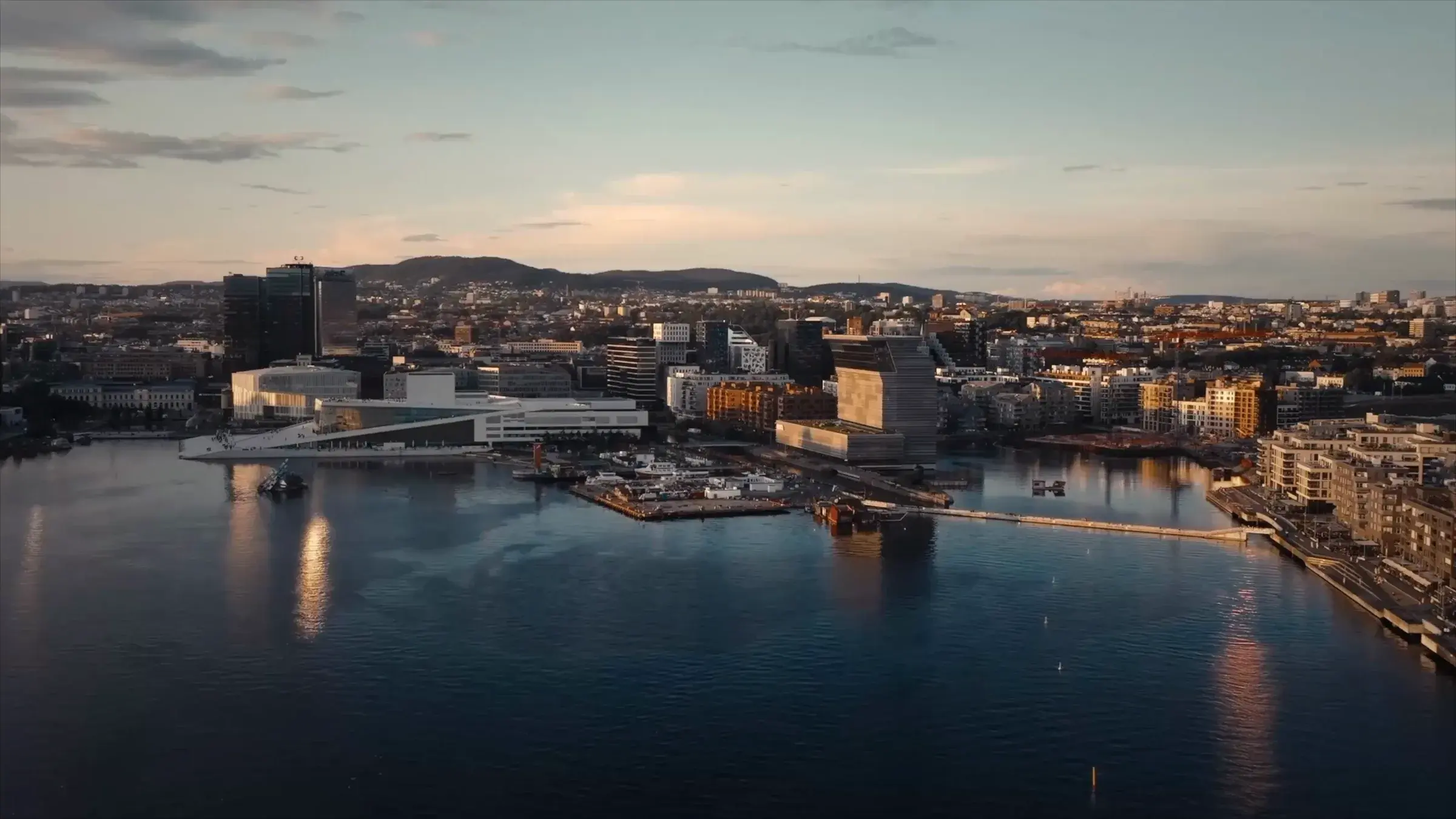 Bjørvika med Operaen sett fra luften i solnedgang