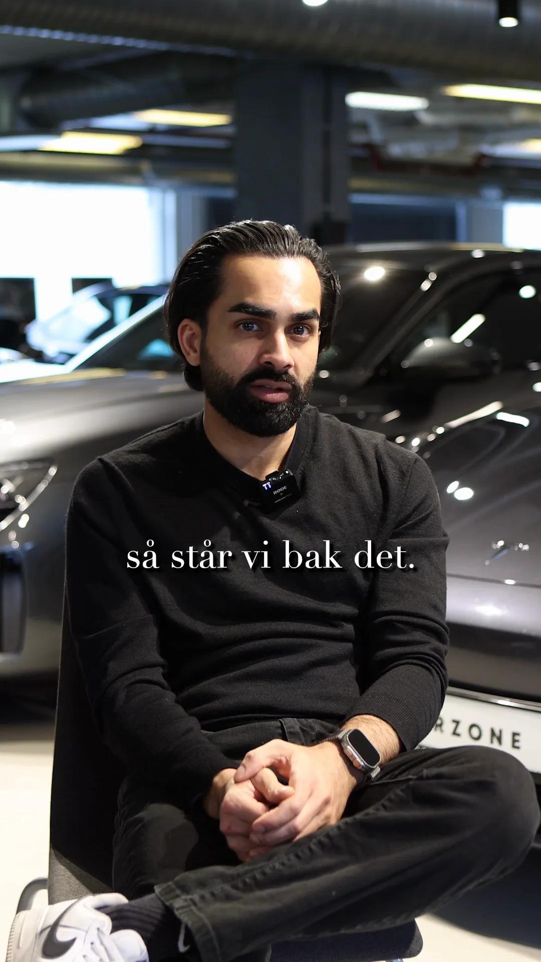 Mann i sort genser sitter i bilhallen til Carzone