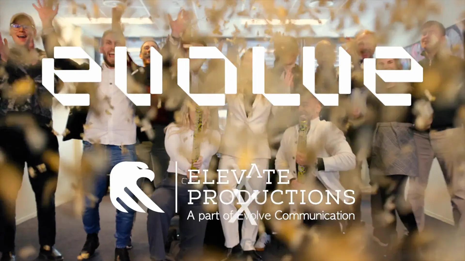 Ansatte i Evolve Communication jubler med konfetti, med logoene til Evolve og Elevate Productions