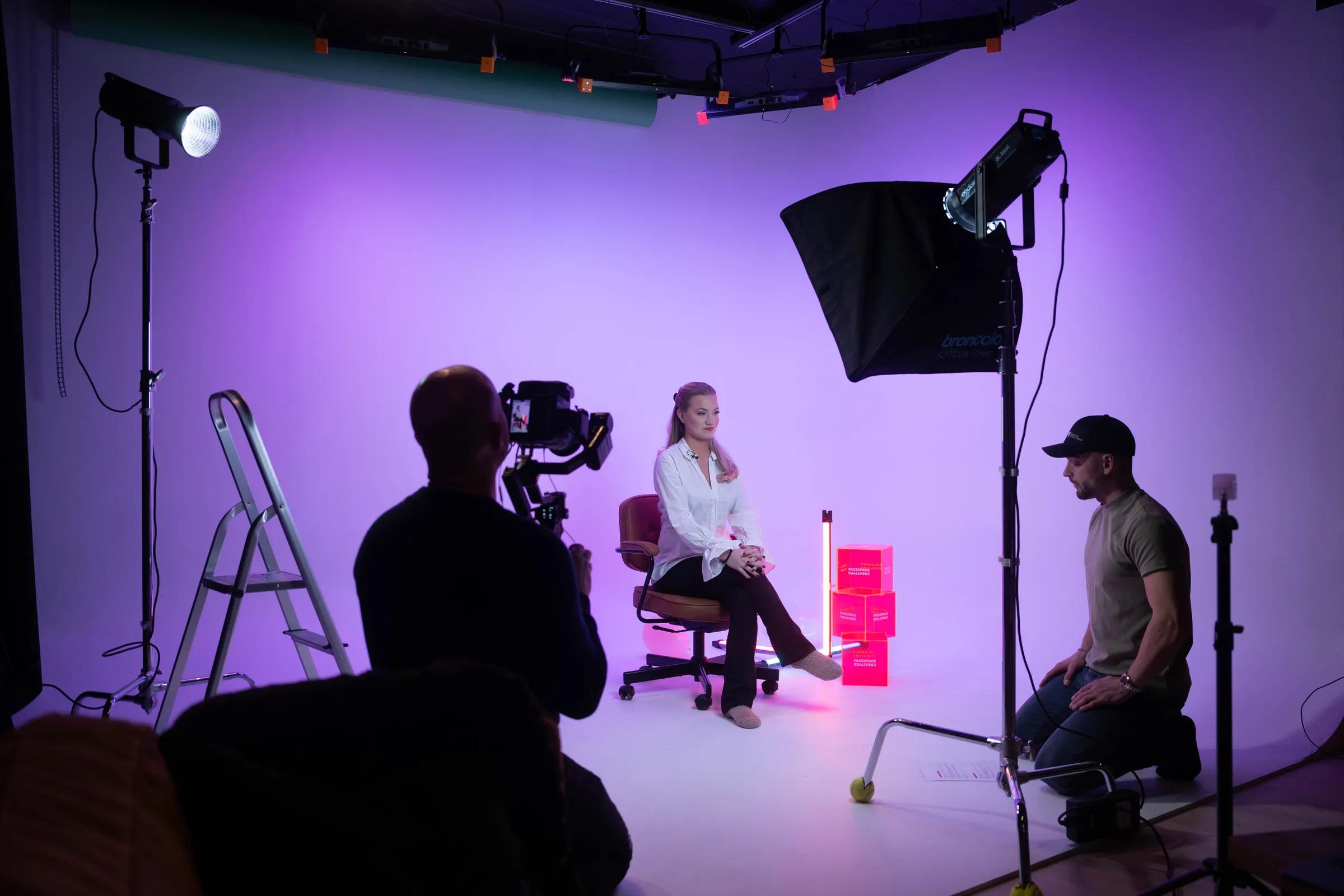 Intervju i studio med lilla lys