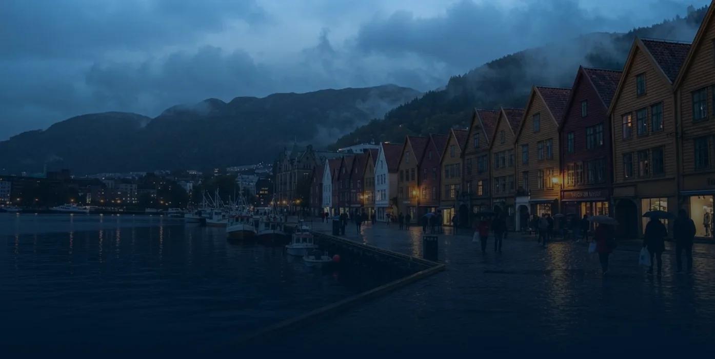Bryggen i Bergen om kvelden med fjellene i bakgrunnen