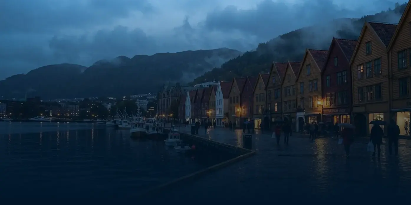 Bryggen i Bergen om kvelden med fjellene i bakgrunnen
