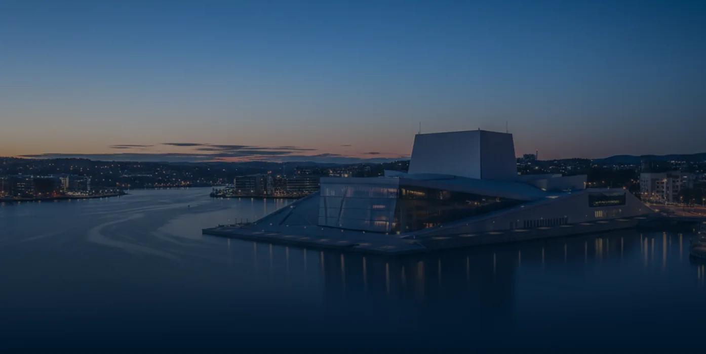 Operahuset i Oslo i skumringen