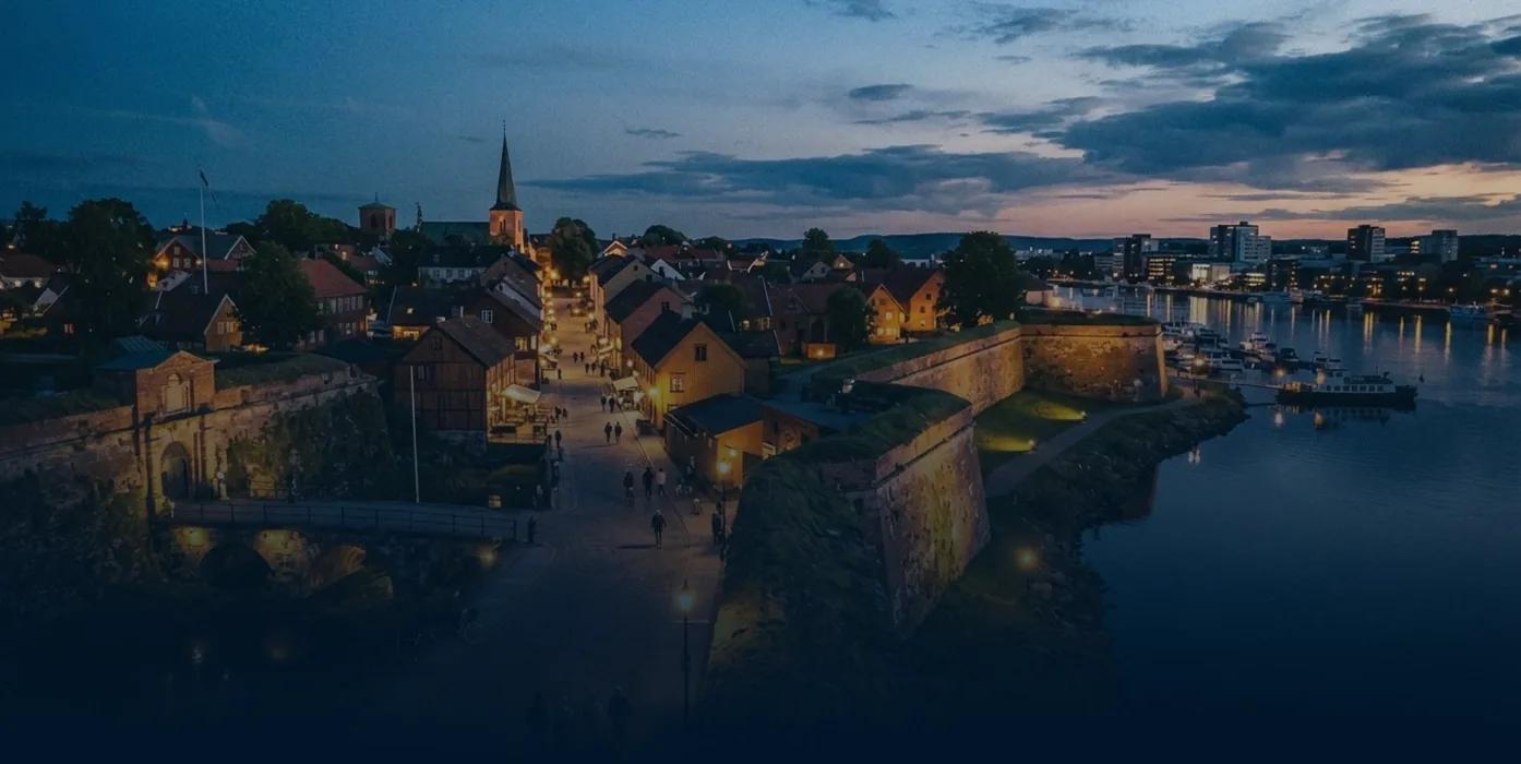 Gamlebyen i Fredrikstad sett fra luften om kvelden