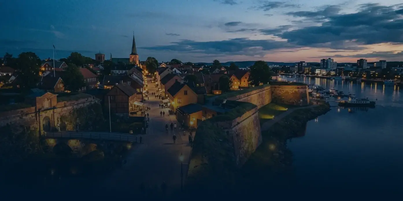 Gamlebyen i Fredrikstad sett fra luften om kvelden