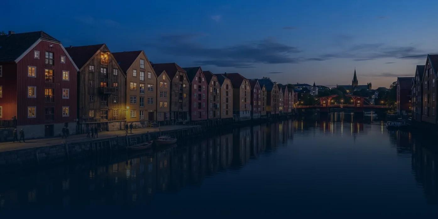 Bryggerekkene langs Nidelva i Trondheim om kvelden