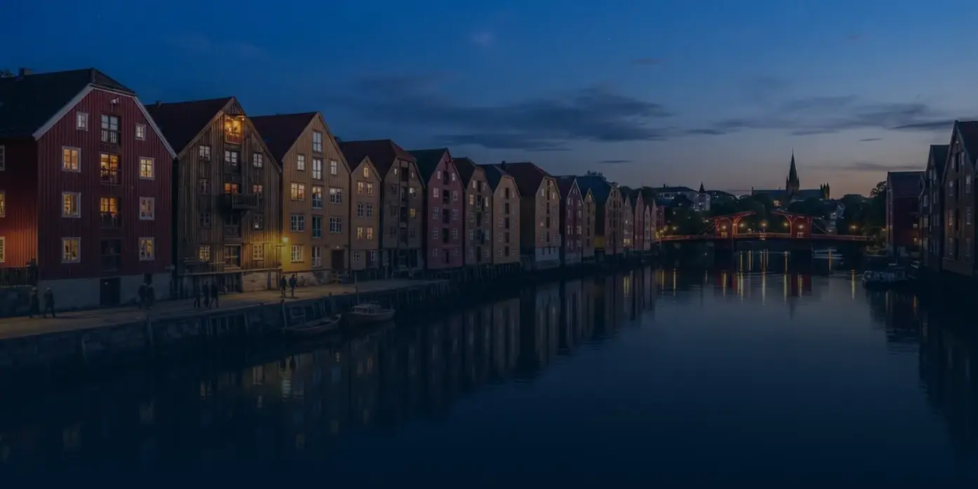 Bryggerekkene langs Nidelva i Trondheim om kvelden