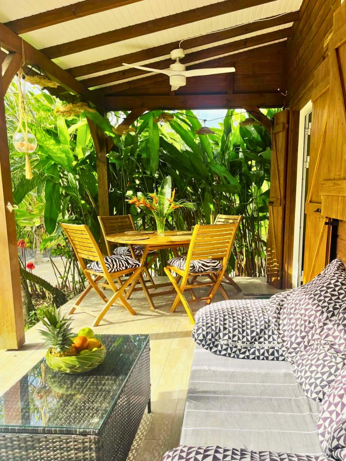 Terrasse couverte de Ti Kaz Banana dans son jardin tropical