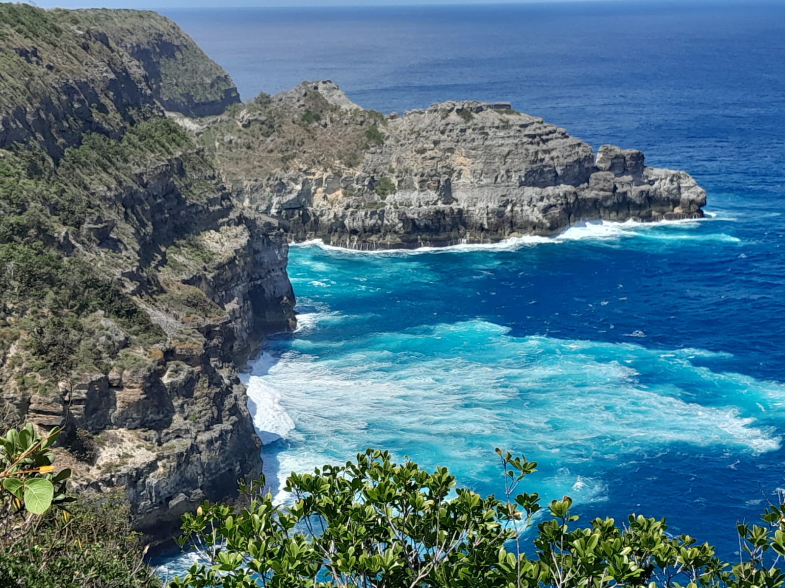 Falaises et océan Atlantique sur le littoral d’Anse-Bertrand