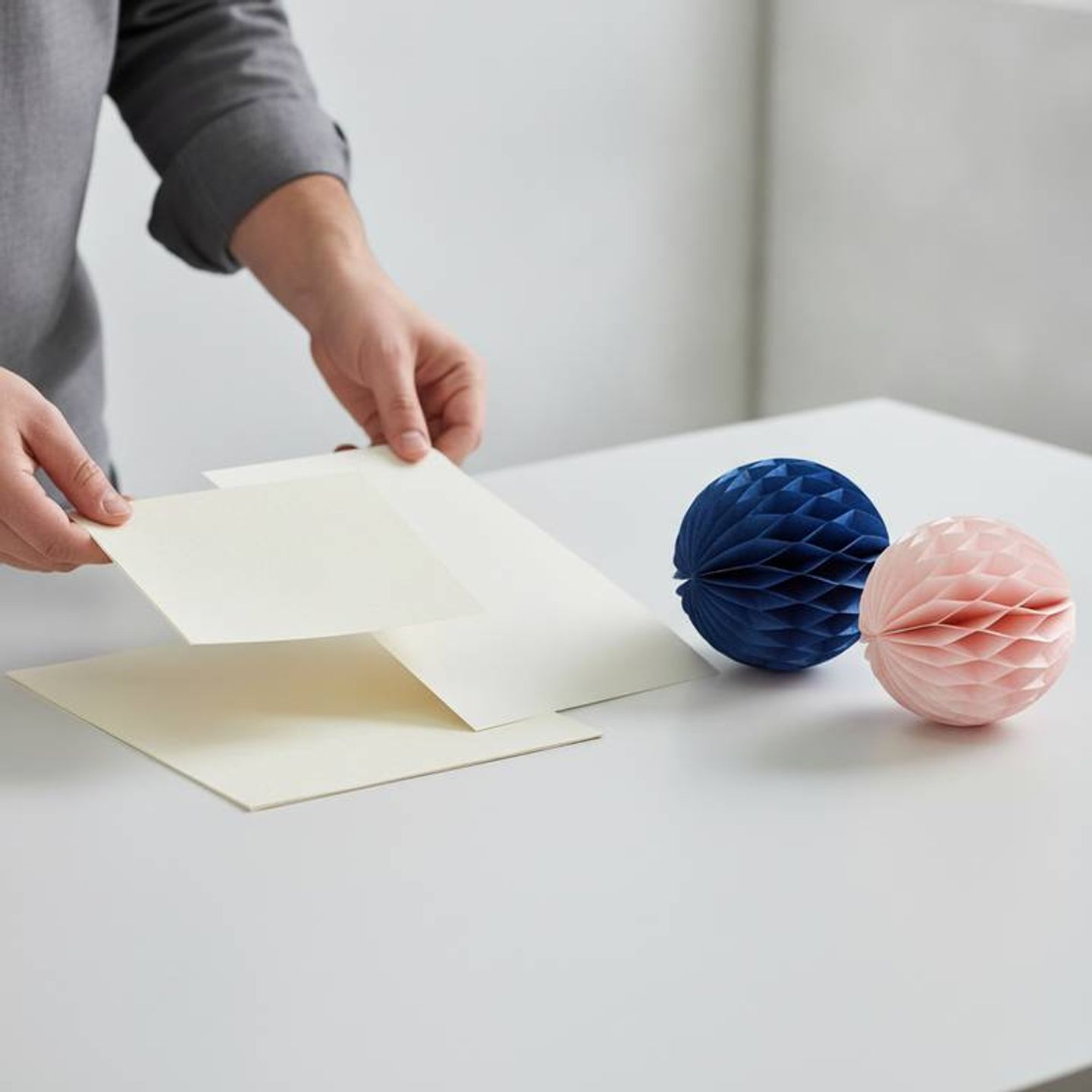 Comparing different paper weights for private label honeycomb paper decorations