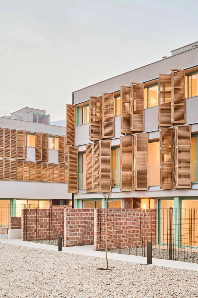 Façana de l’edifici bioclimàtic de 54 habitatges socials a Inca, Mallorca